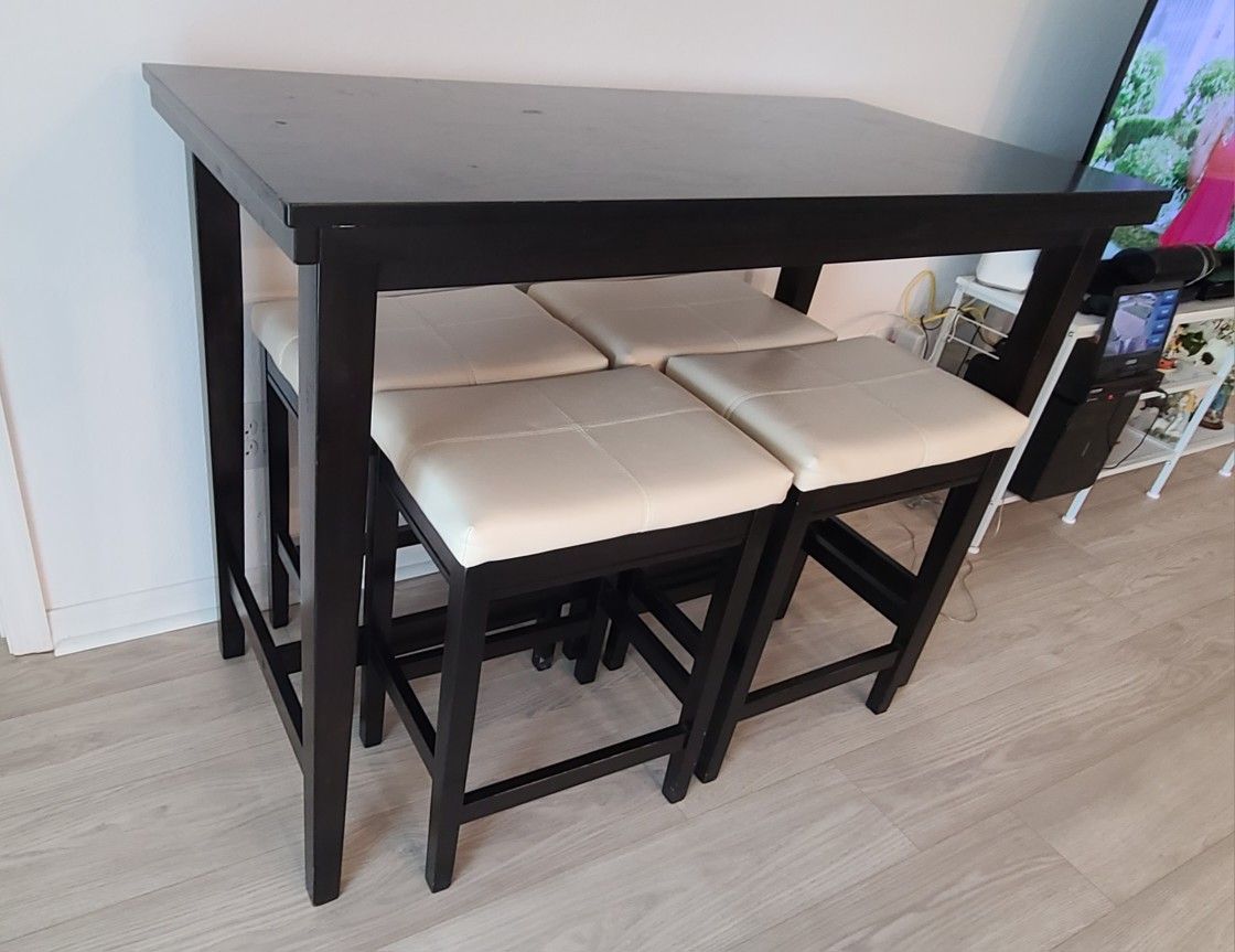 Wood Dinig Table With Stools