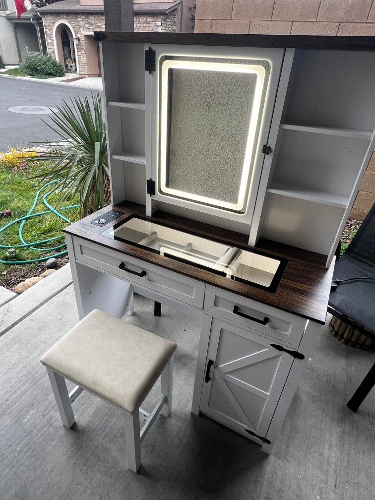 Vanity Makeup Table