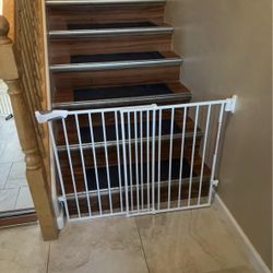 Extra Wide Pet Gate / Safety Gate - Fits Openings 26” - 43”