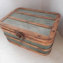 Vintage Trinket Box Chest w/ Latch 10" L X 7W X 4.75 D; Please Read 1st