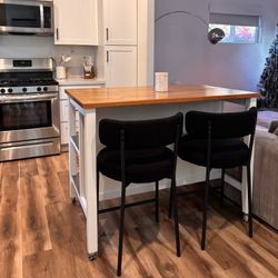 CUSTOM ISLAND WITH CHAIRS 