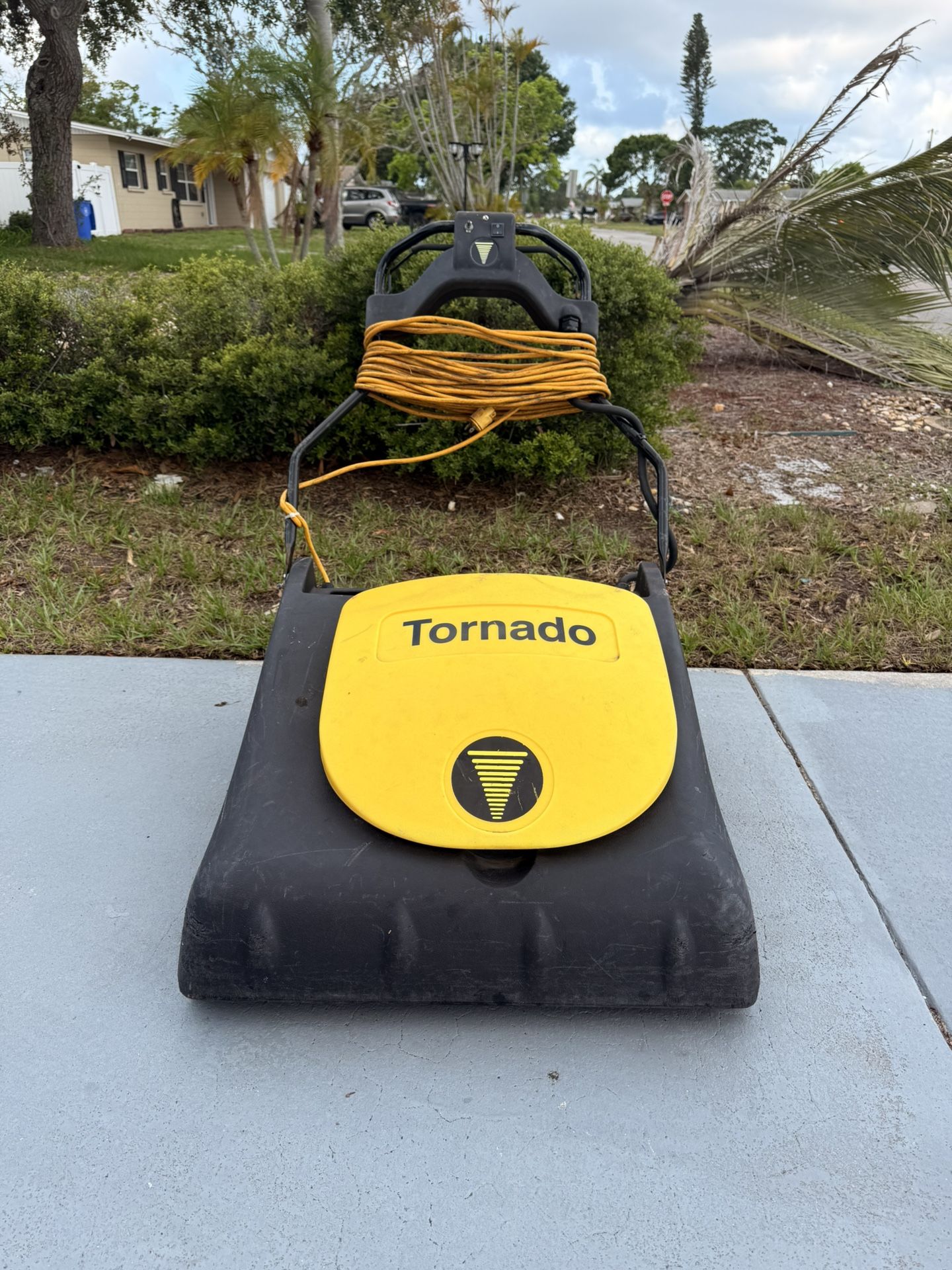 Tornado Wide Area Vacuum