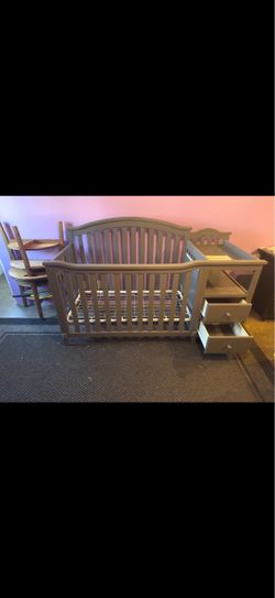 Convertible grey crib