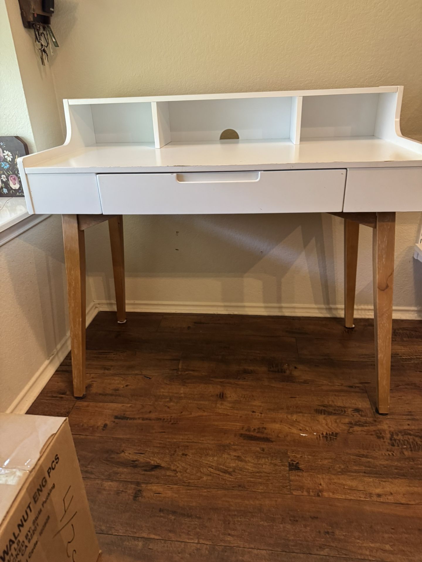 Mid-Century Modern Desk With Chic Office Chair