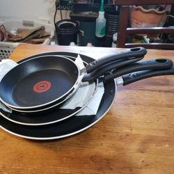 4 piece T-Fal fry pan set

