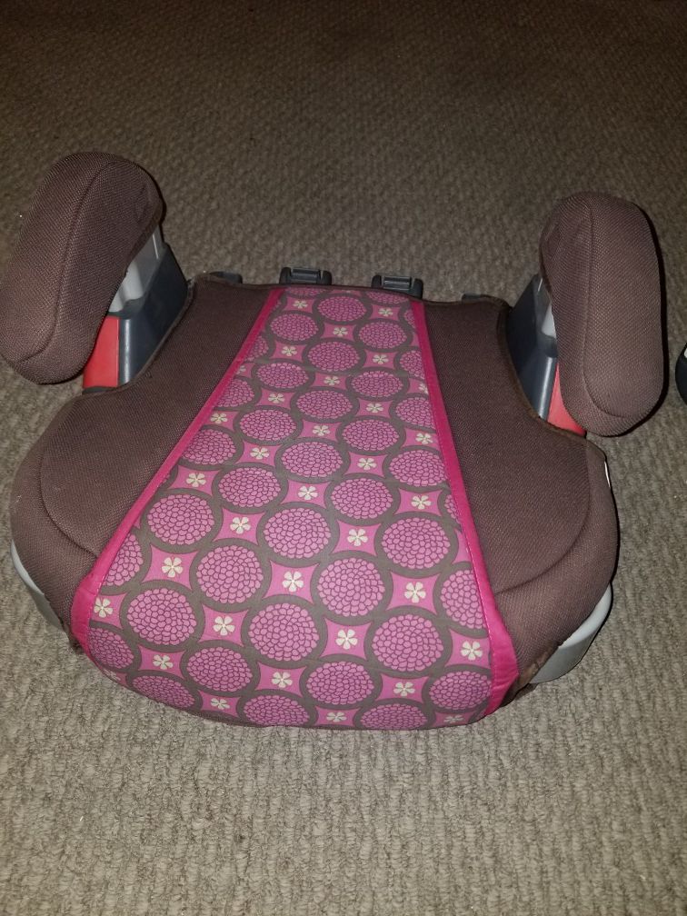 Booster seat in good condition with 2 cup holders that pop out