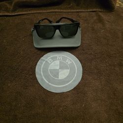 NEW BMW  POLARIZED SUNGLASSES WITH CLEANSING CLOTH