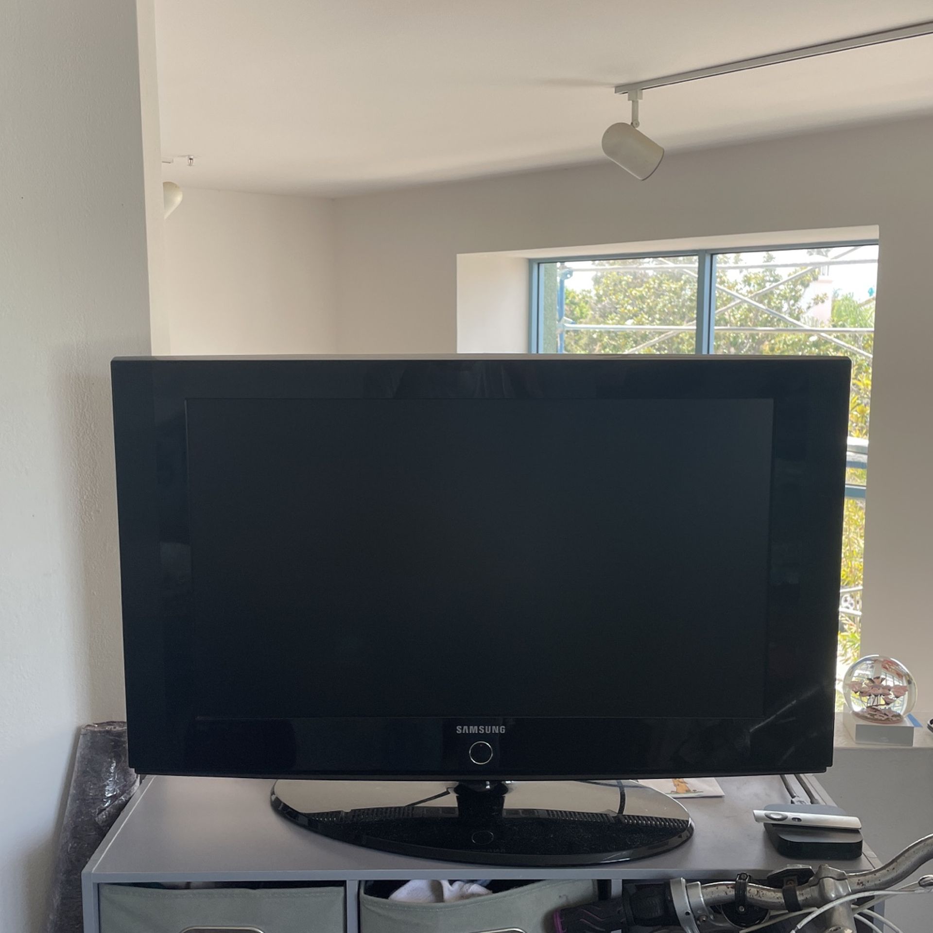 Samsung TV (32 in) and Apple TV
