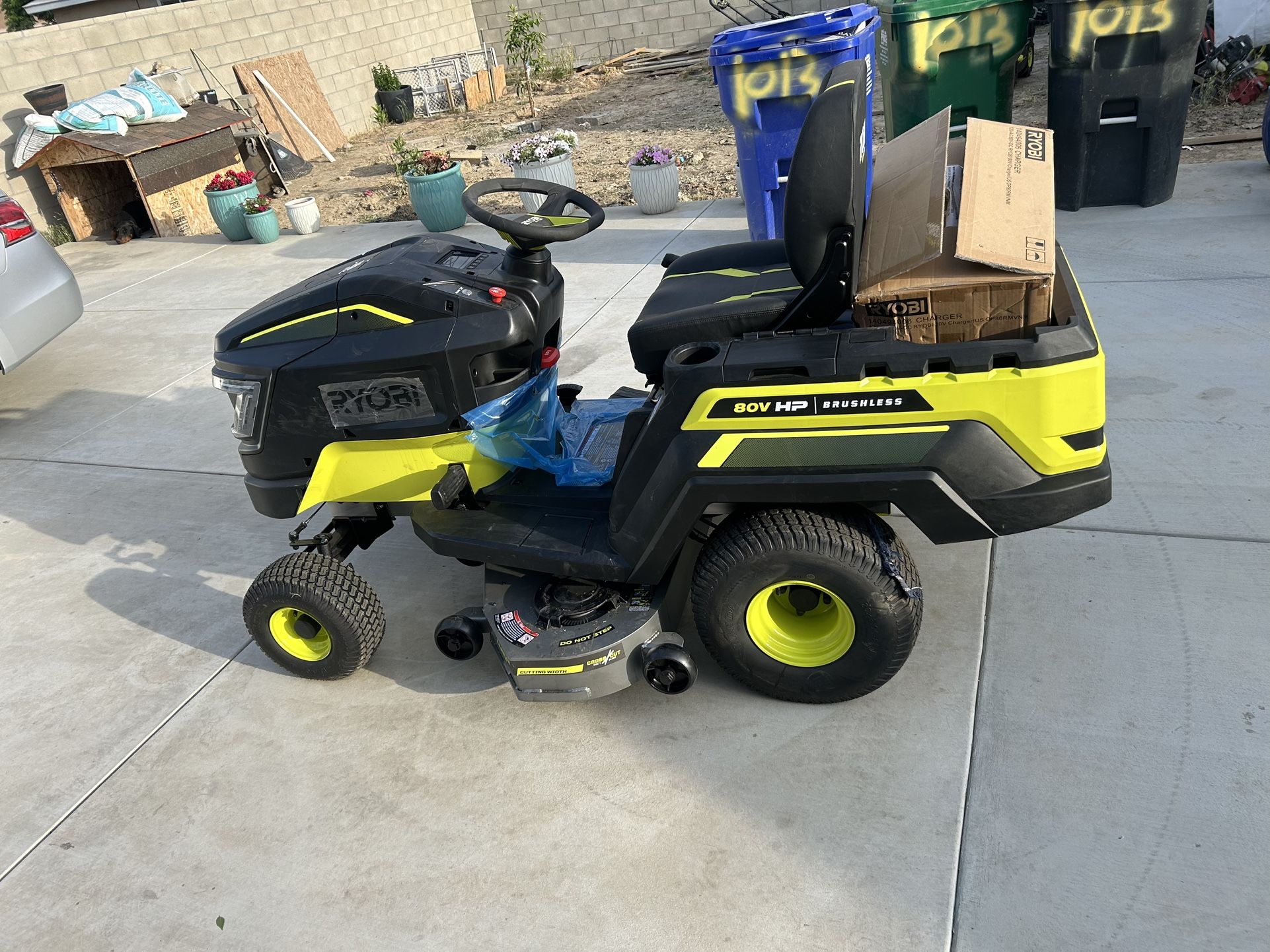RYOBI - 80V HP Brushless 46 in. Battery Electric Cordless Riding Lawn Tractor with (3) 80V 10Ah Batteries and Charger RYOBI - 80V HP Brushless 46 in.