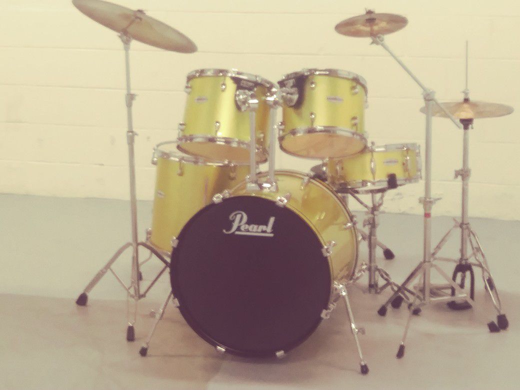 PEARL DRUM SET. GREAT CONDITION. INCLUDING ALL CYMBALS, STANDS AND HARDWARE.