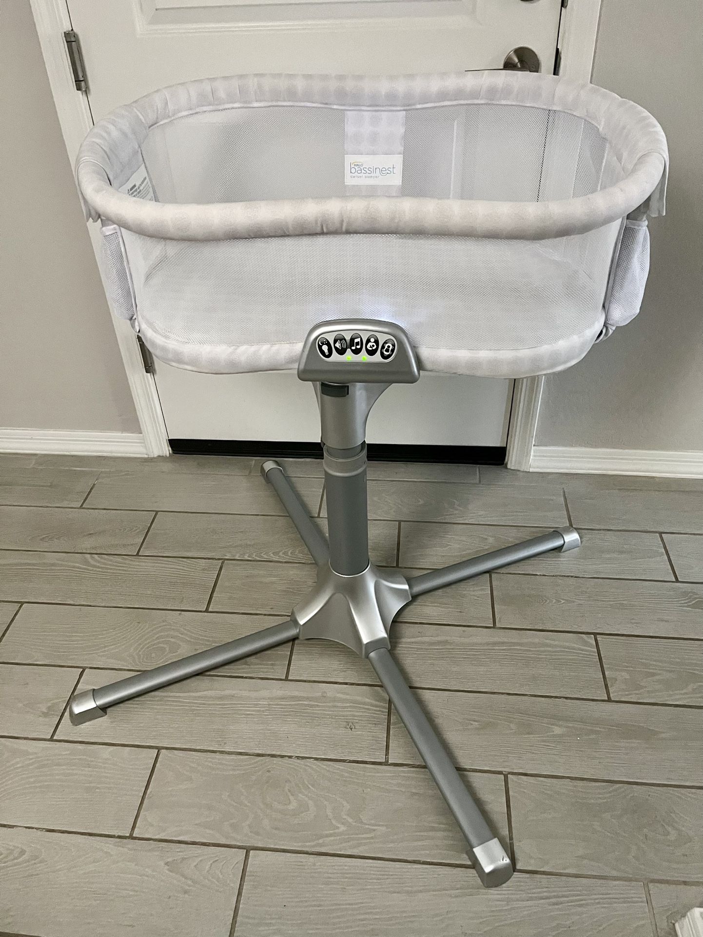Halo Bassinest Swivel Sleeper Bedside Bassinet