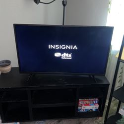 Insignia 32in LED TV 