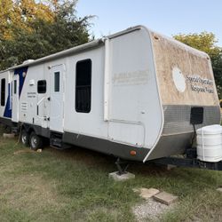 2011 Forest River 34’ Travel Trailer