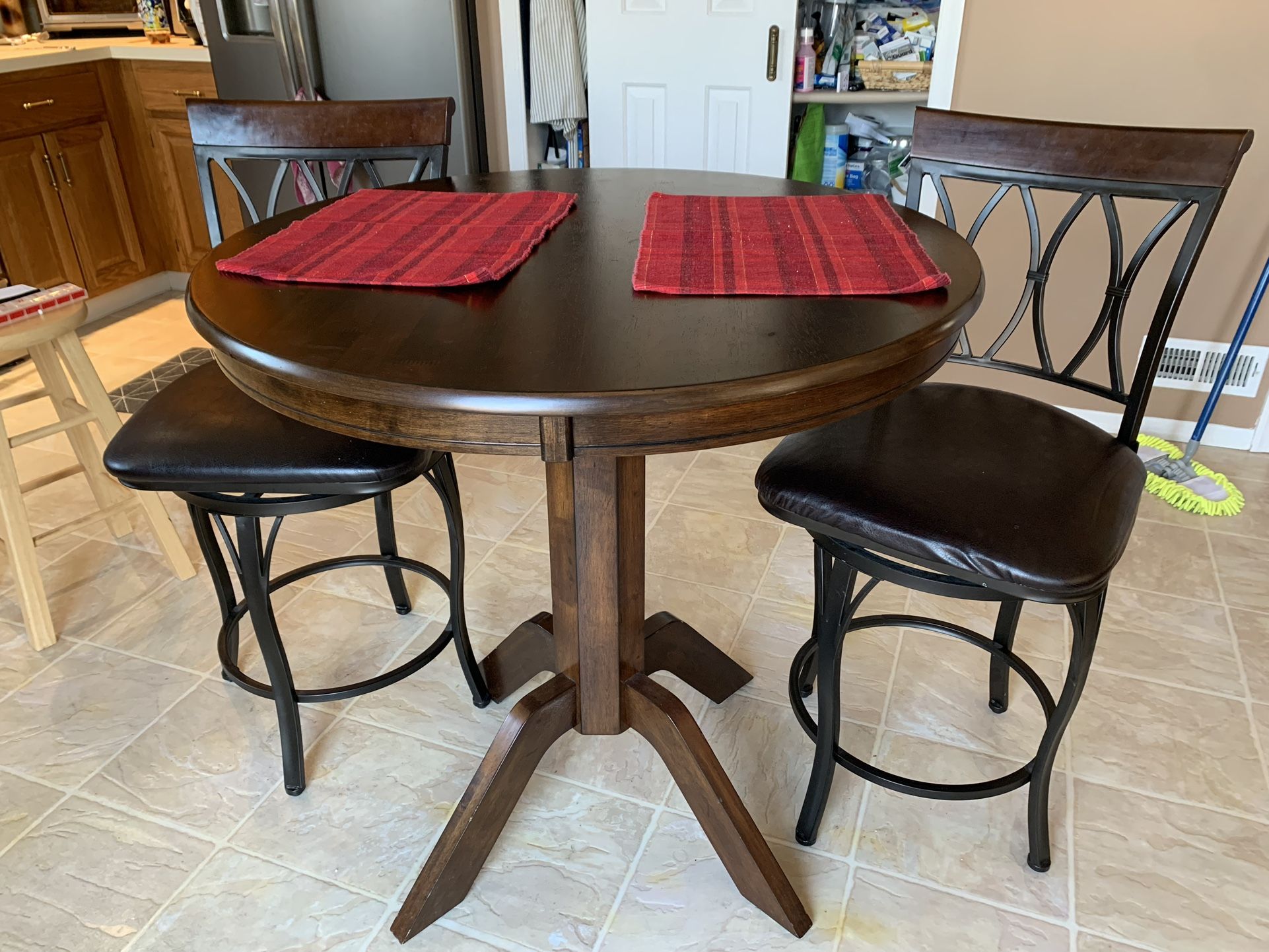 Hightop Round Table And Chairs