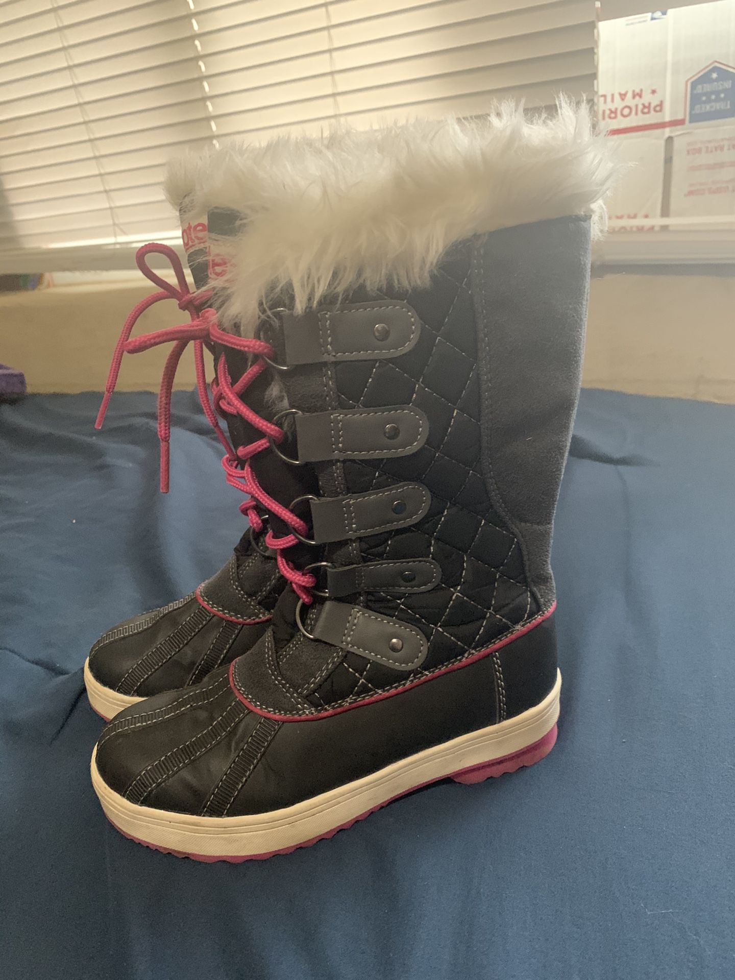 Girls snow boots size 1