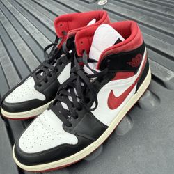 Air Jordan 1 mid ‘Black gym red’