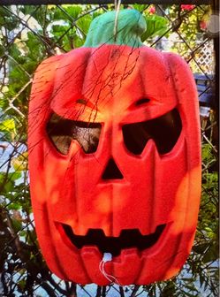 Halloween decoración.    Está.  Nueba.    Tiene sonido y luz.