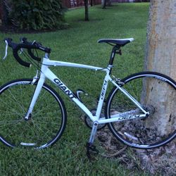 GIANT DEFY BIKE COMPACT ROAD 5.7-5.11”  M
