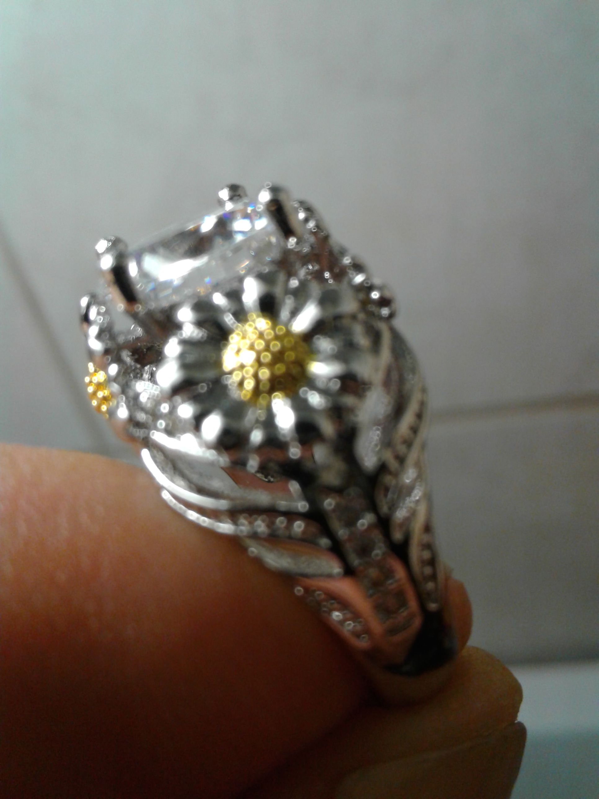 Gorgeous Daisy gem stone STERLING marked ring