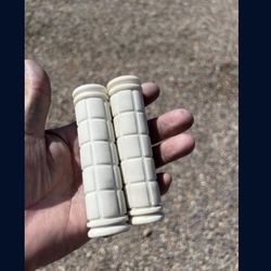 WHITE GRIPS