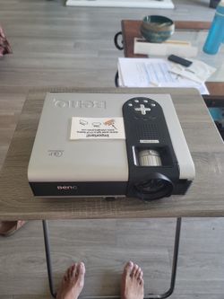BenQ PB7200 DLP Video Projector with Case, Manual, and Wires - Working