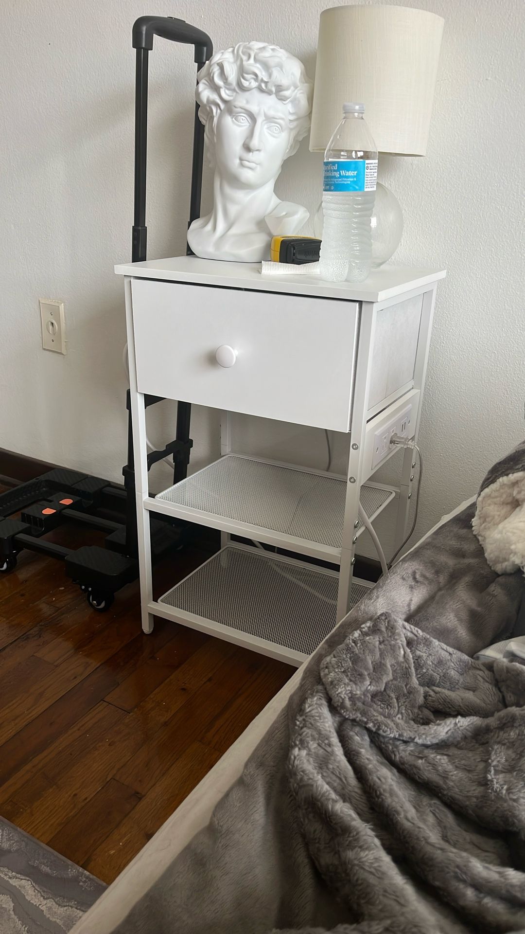 60$ SET OF 2 WHITE NIGHT STAND TABLES. LIKE NEW!