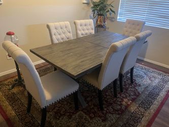Extendable dining table and 8 chairs