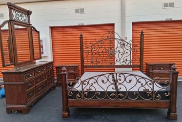 Kng Sz Bd St With Base Good Condition