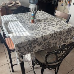 Dining table (including chairs)