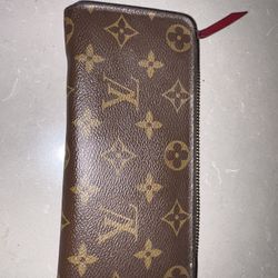 LV WALLET BARELY USED 