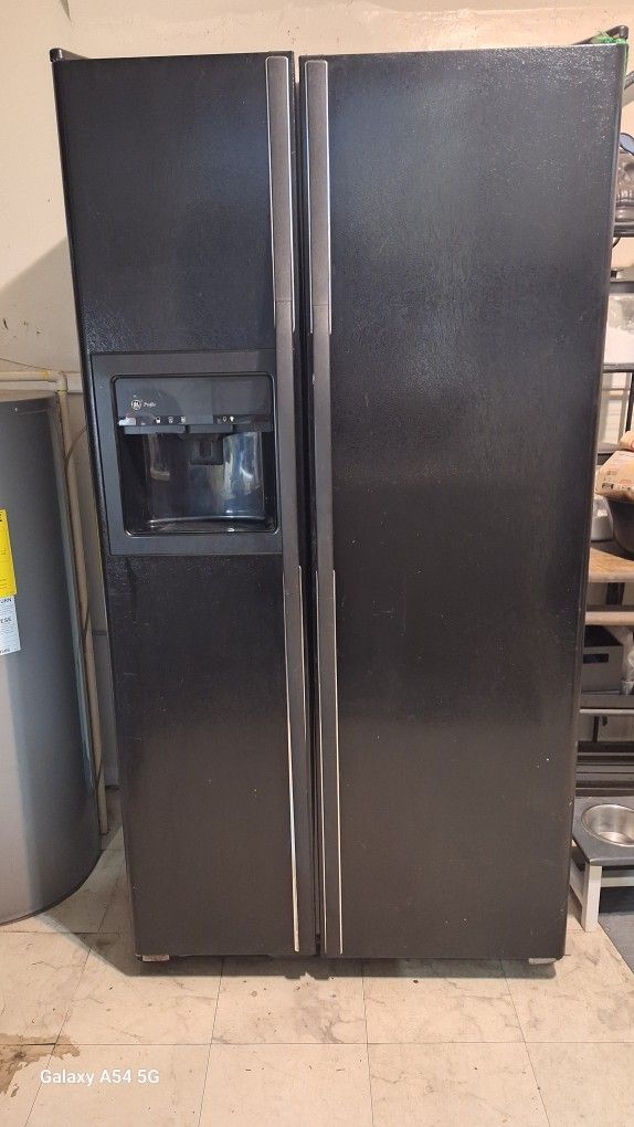 Ge Side by Side Refrigerator with Ice Maker