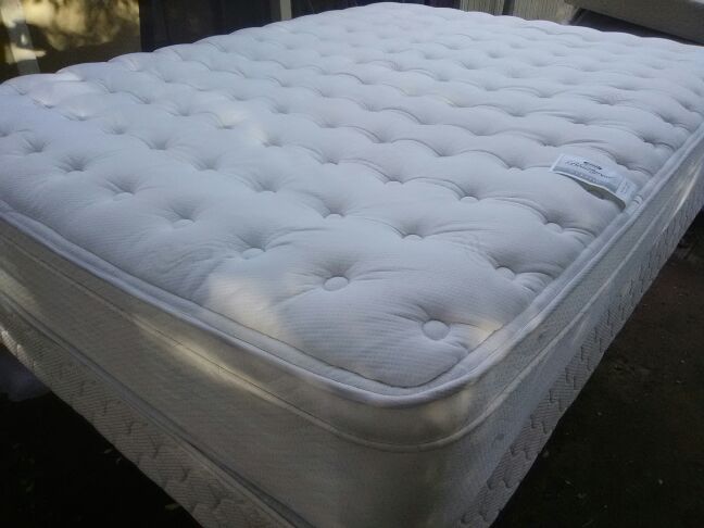 Beautiful Queen Size Simmons Beautyrest "Montelena Glen Visco Eurotop' bed set." In PERFECT CONDITION