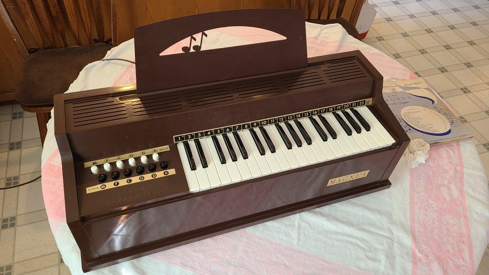 Vintage Magnus Electric Chord Organ Model 391 Works Great!