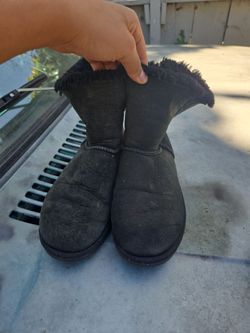 Fluffy boots size 9