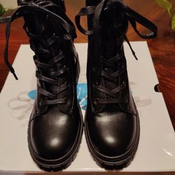 Combat Boots 7.5  **NEW IN BOX**