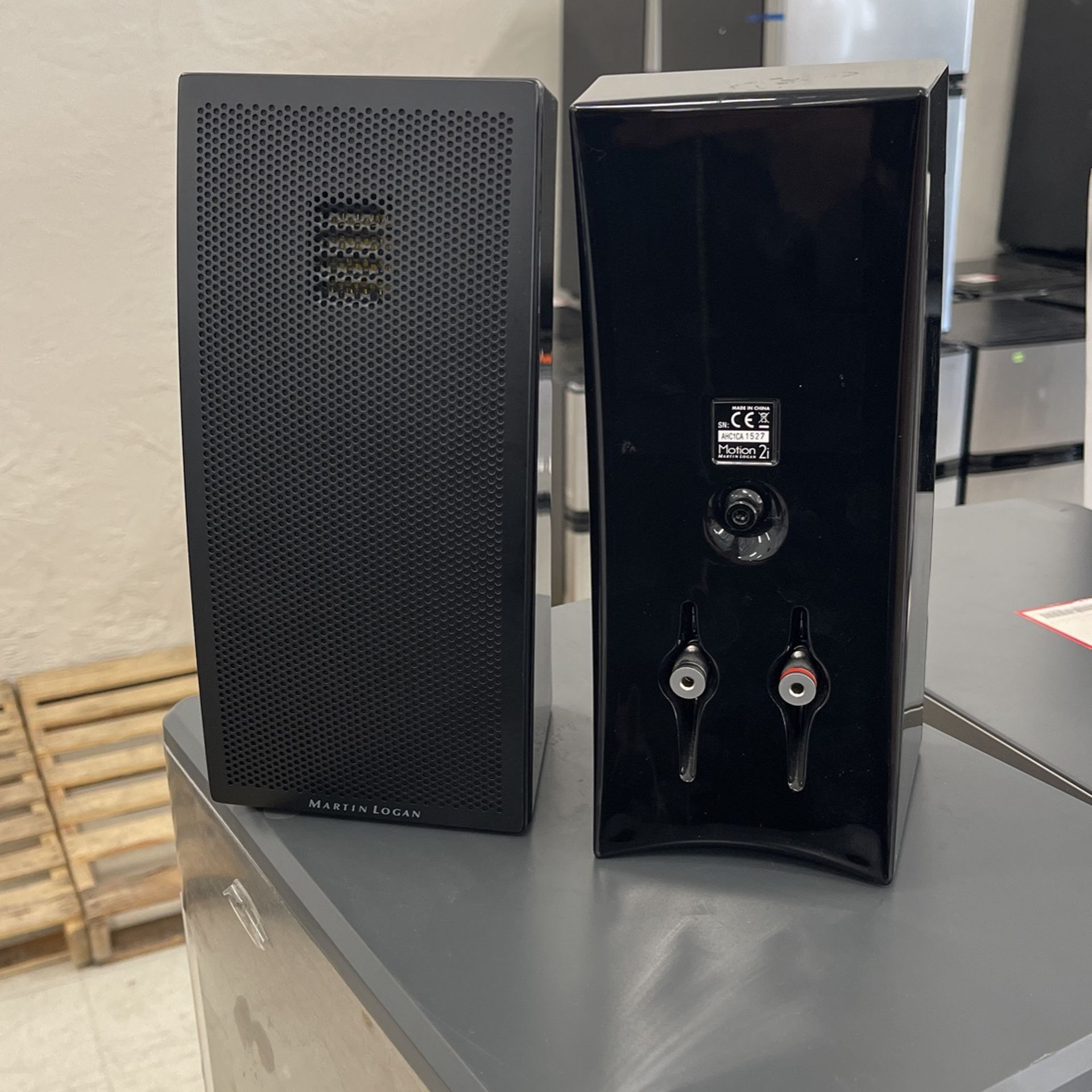 Martin Logan - Motion 4” 75 Watt Passive 2 Way Bookshelf Speaker - Gloss Black - Excellent Condition/Tested/Working