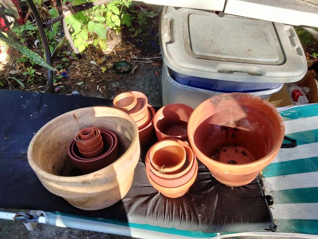 24 Clay Flower Pots