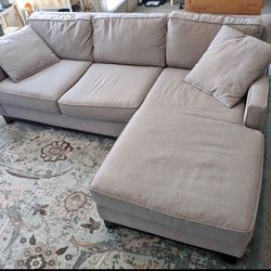  Sectional Reversible Couch With Pillows 