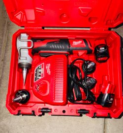 Milwaukee M12 12-Volt ProPEX Expansion Tool Kit with (2) 1.5Ah Batteries, (3) Expansion Heads & Case