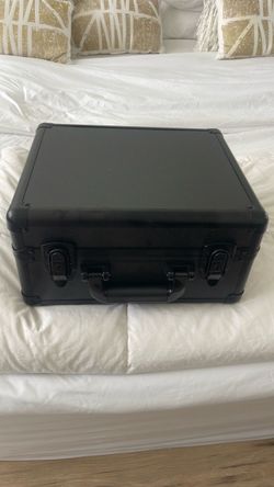 Black Hard-Shell Aluminum Carry Case