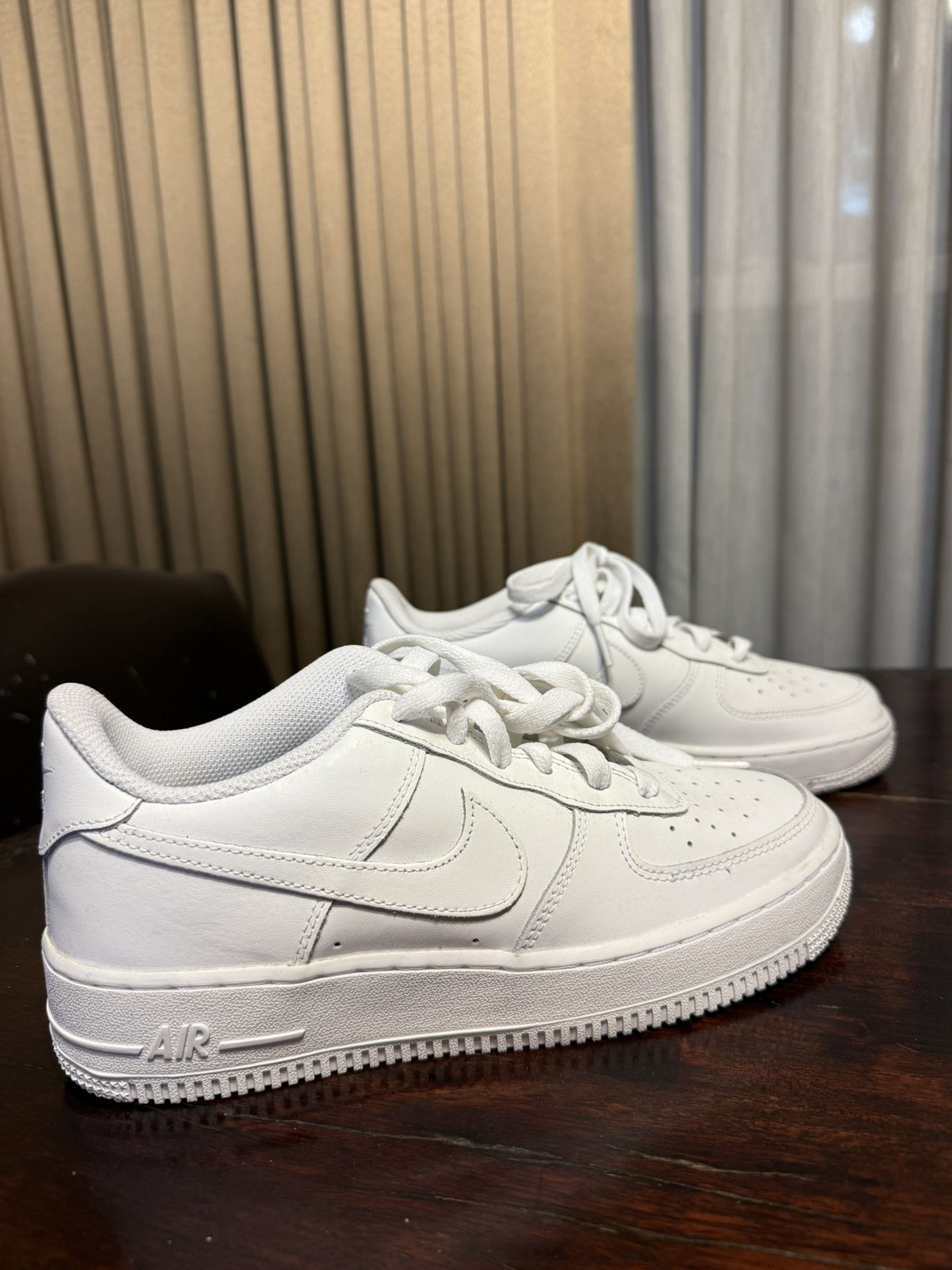 Nike Air Force White Size 8/Men's
