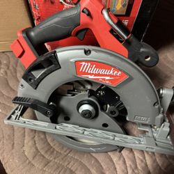 Milwaukee M18 FUEL 18V Lithium-Ion Brushless Cordless 7-1/4 in. Circular Saw 