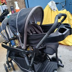 Carriola Doble Graco Con Haciento  Abajo Para Cuando Sea Grande El Pequeñito Se Ciente DE  Espalda Y Con Plataforma Si Quiere Ir Parado