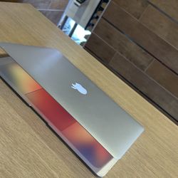 Apple MacBook Air 13” i5/4GB/256GB SSD $180 