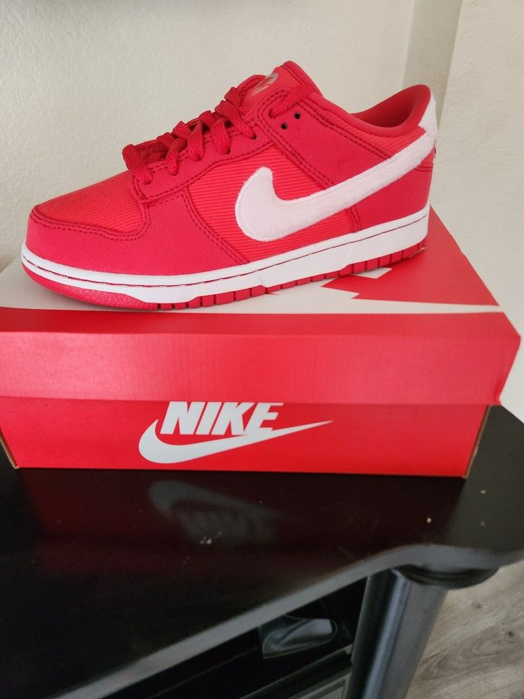 Brand new NIKE Low GS size 6