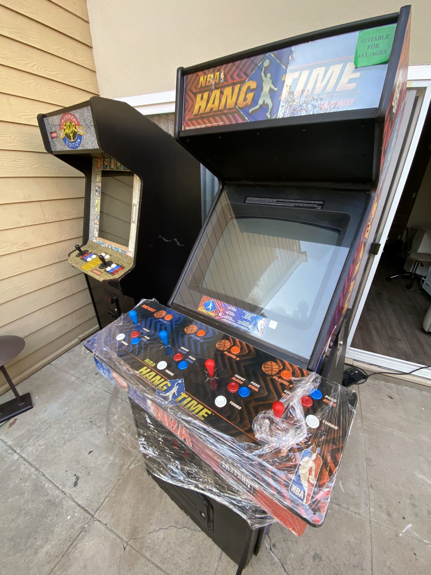 NBA hangtime 1996 arcade machine, Street fighter 2 arcade machine 1992.