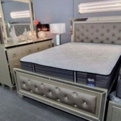 ✅️✅️ 4pc Bedroom Set in Silver Finish Wood with  Faux Leather Headboard ✅️(Mattress not included)