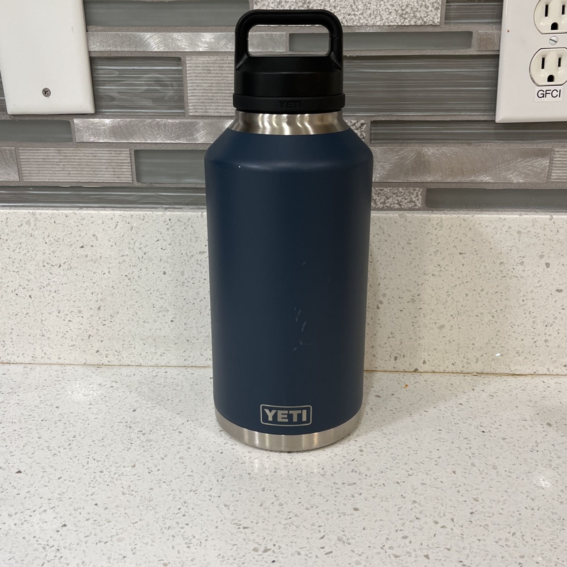 Yeti 64oz Rambler Navy Half Gallon