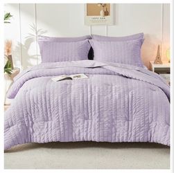 New Full / queen comforter set