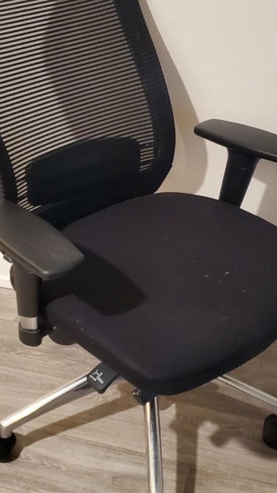 ON HOLD for a Pickup ~ FREE Office Chair. Pickup in Renton ONLY